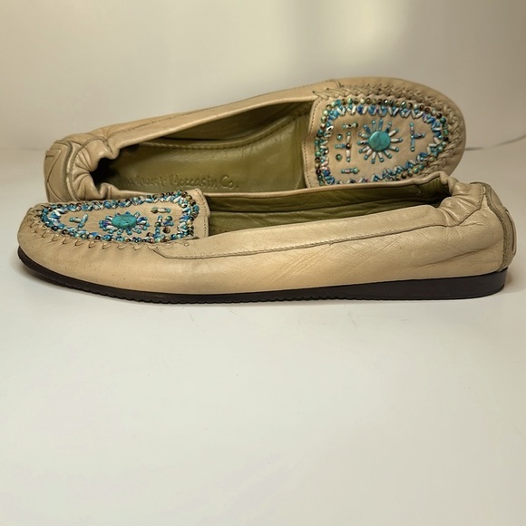 SOUTHWEST MOCCASIN CO. Cream Beige and Turquoise Moccasin Size 10 - Picture 6 of 10